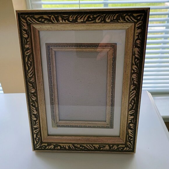 GOLD WOOD PICTURE FRAME W/INSET FOR PHOTO-DECORATIVE DESIGN AROUND FRAME - Picture 1 of 4